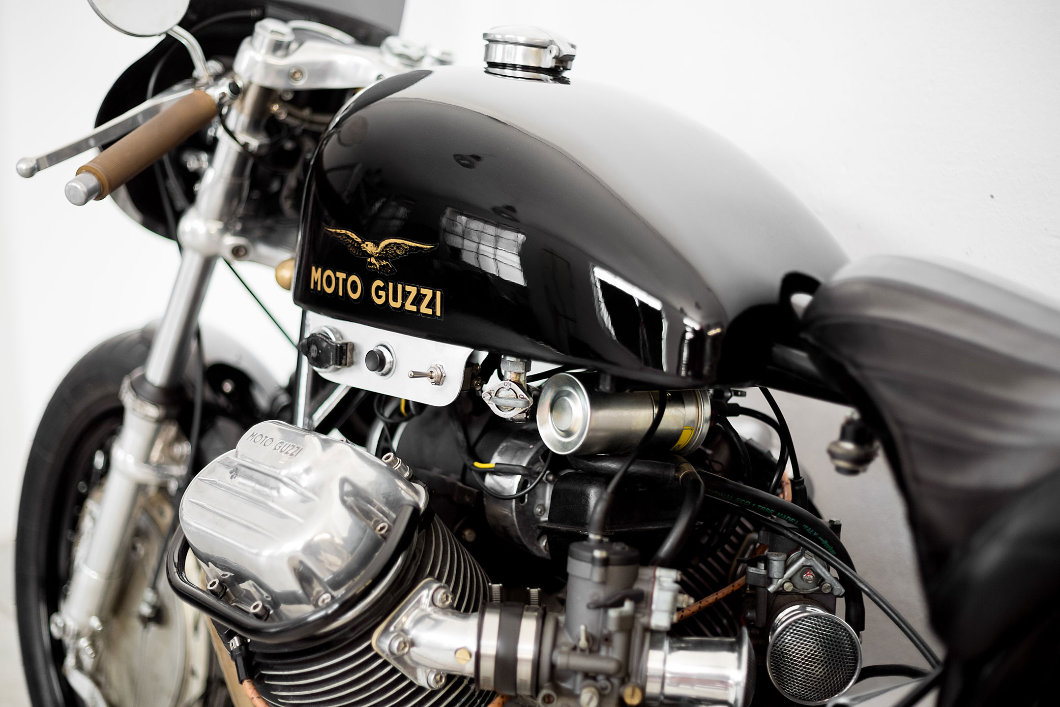 Route Fiere, vintage Moto Guzzi V7 tank