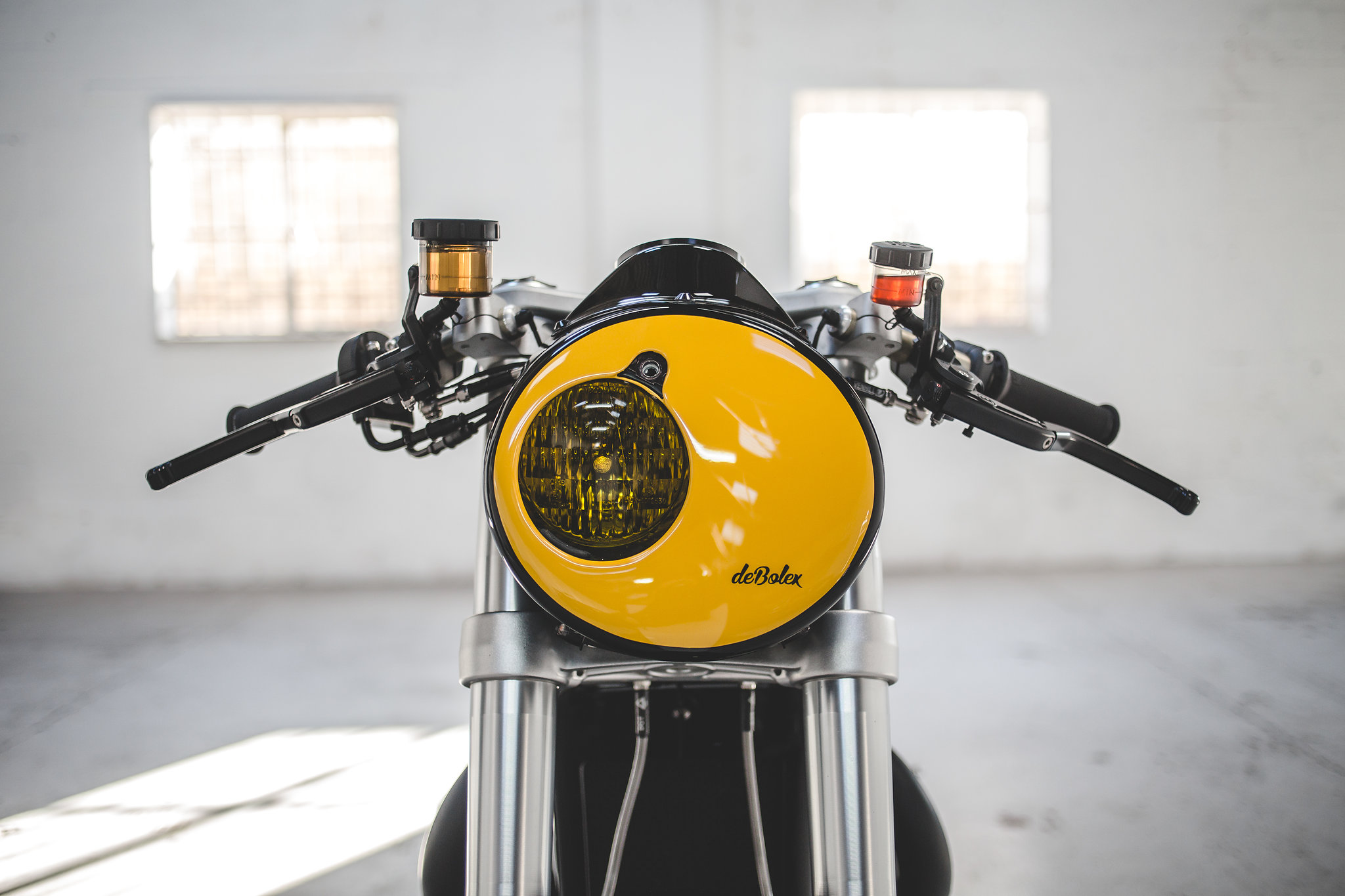 deBolex Thruxton R front fairing