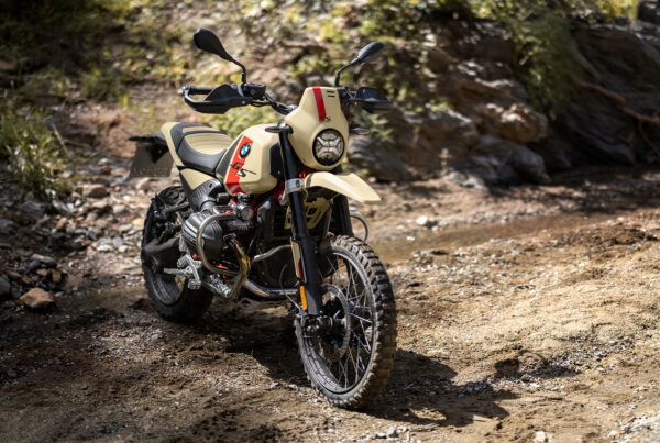 Front view of the BMW R 12 G/S on a gravel trail
