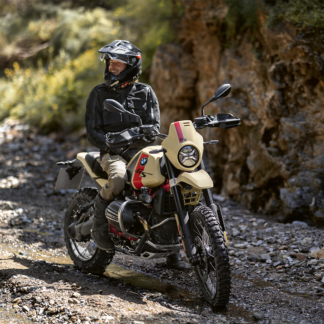 Rider posing on the BMW R 12 G/S