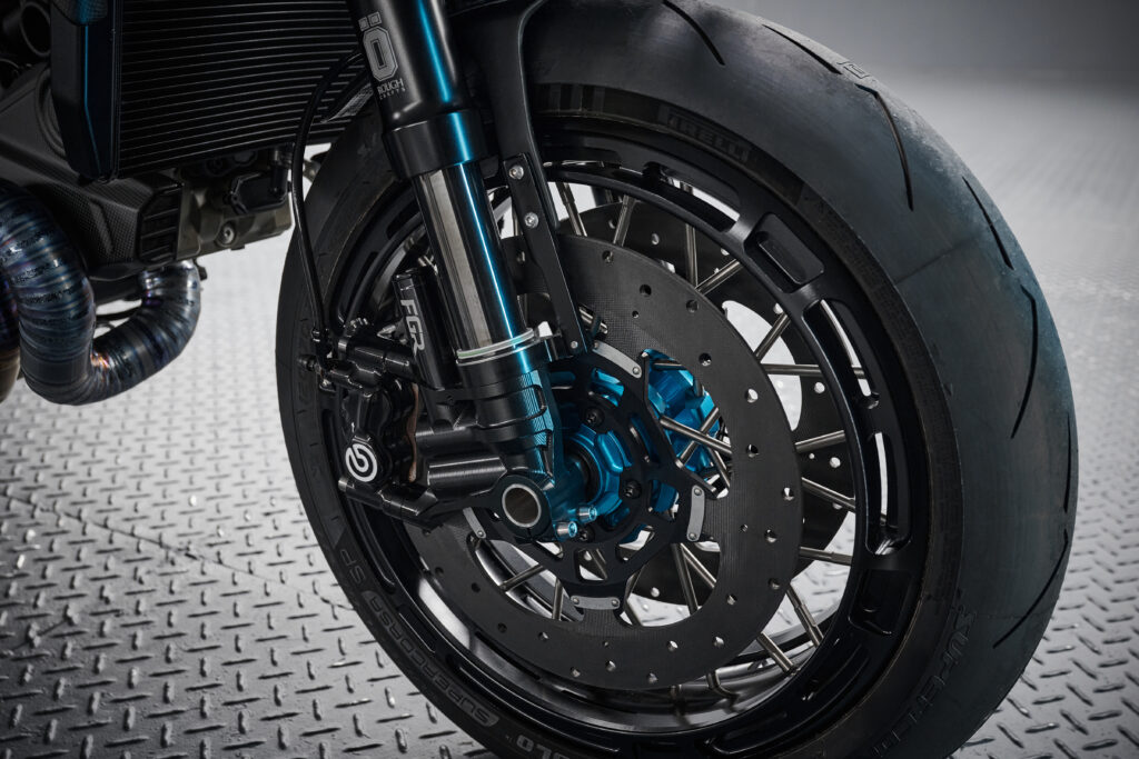 Silhouette R Jonich wheels and blacked-out Öhlins suspension and blue accents